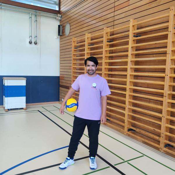 Jawad, afghanischer Flüchtling in Genf, der Volleyball spielt