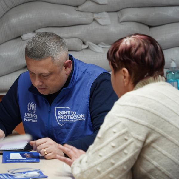 Ulyana, déplacée ukrainienne, recevant de l'aide légale par un partenaire du HCR