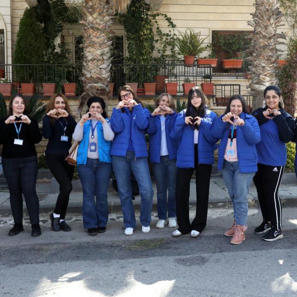 Céline Schmitt, porte-parole du HCR, aux côtés de femmes réfugiées et déplacées