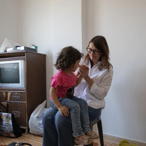 Céline Schmitt, porte-parole du HCR avec une enfant