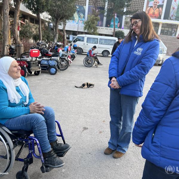Céline Schmitt, porte-parole du HCR, parlant à des personnes réfugiées sur le terrain