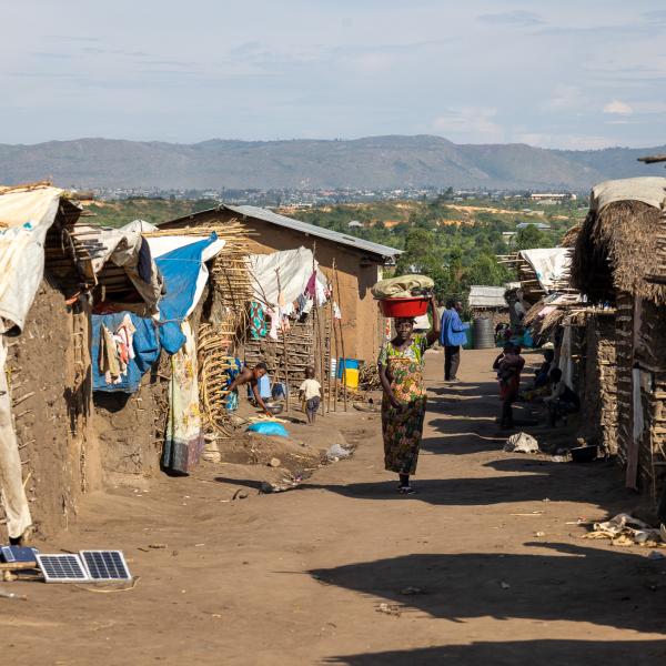 Huttes où vivent des personnes déplacées dans un camp en République démocratique du Congo